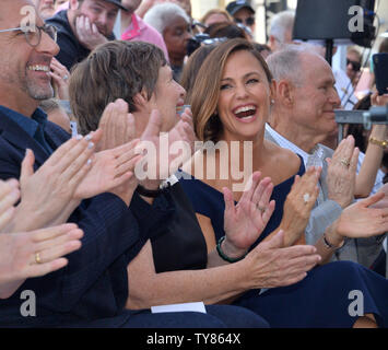 Schauspielerin Jennifer Garner Aktien einen hellen Moment mit Schauspieler Steve Carell und ihre Mutter Patricia Ann Speicher während einer enthüllungsfeier Ihre Ehrung mit dem 2.641 st Stern auf dem Hollywood Walk of Fame in Los Angeles am 20. August 2018. Foto von Jim Ruymen/UPI Stockfoto