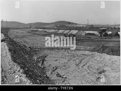 Los Angeles - Hansen Dam Teilprojekt Nr. 162 - Arbeit unter Vertrag - Regelmäßige Mittel- 13. März, 1939. Vol. XIV. Nr. 3. Blick in westlicher Richtung entlang der hinteren Zehe von Dam. Unversiegelter Material wird verteilt im Vordergrund, (Zone 4). Ein Teil der versiegelten Kern (Zone 3) wird angezeigt, in der rechten oberen Ecke. Stockfoto