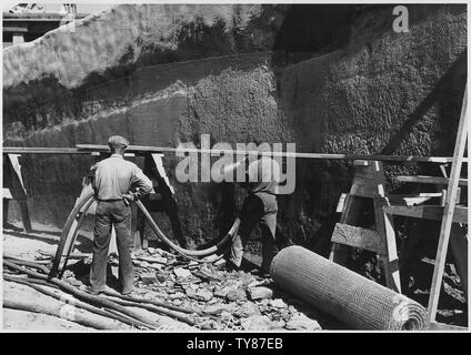 Los Angeles - Hansen Dam Teilprojekt Nr. 162 - Arbeit unter Vertrag - Regelmäßige Mittel- 13. März, 1939. Vol. XIV. Nr. 5. Grundlage für abflußkanal Struktur, Weather-Proofed mit pneumatisch Gesetzt Beton. Stockfoto