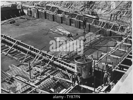 Los Angeles - Hansen Dam Teilprojekt Nr. 162 - Arbeit unter Vertrag - Regelmäßige Mittel- 31. März, 1939. Vol. XIV. Nr. 6. Blick hinter die Mittellinie der Abflußkanal zeigt die Platzierung der Beton in der Cut-Off-Graben. Notieren Sie die Position der Leitungen für hohen Druck Fugen. Stockfoto