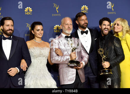 Edgar Ramirez, Penelope Cruz, Ryan Murphy, Ricky Martin, Darren Criss und Judith Licht, Gewinner des Award für herausragende Limitierte Serie Award für "Die Ermordung von Gianni Versace: American Crime Story' erscheinen backstage bei der 70. jährlichen Primetime Emmy Awards, die in den Microsoft Theater in der Innenstadt von Los Angeles am 17. September 2018. Foto von Christine Kauen/UPI Stockfoto