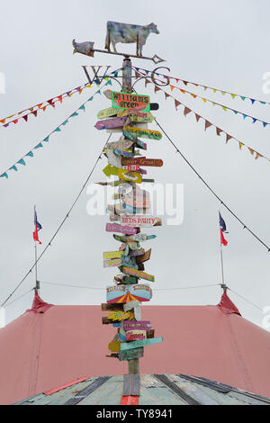 Glastonbury, Großbritannien. Dienstag, 25 Juni, 2019. Blick auf die 2019 Glastonbury Festival. Foto: Roger Garfield/Alamy leben Nachrichten Stockfoto