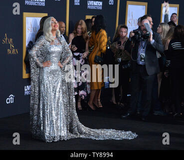 Warf Mitglied Lady Gaga besucht die Premiere der romantischen motion picture musikalische Drama "ein Star ist geboren" im Shrine Auditorium in Los Angeles am 24. September 2018. Das Remake erzählt die Geschichte von erfahrener Musiker Jackson Maine (Bradley Cooper), der entdeckt - und verliebt sich in - Kämpfen artist Ally (Gaga). Sie hat gerade über oben auf Ihrem Traum zu machen, groß wie ein Sänger - bis Jack überredet, sie in den Mittelpunkt. Aber auch die Karriere Verbündeten ab, die persönliche Seite ihrer Beziehung bricht, wie Jack kämpft ein laufender Kampf mit seinem eigenen inneren Dämonen. Foto von Jim Stockfoto