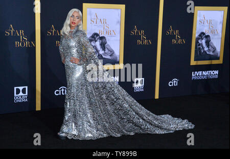 Warf Mitglied Lady Gaga besucht die Premiere der romantischen motion picture musikalische Drama "ein Star ist geboren" im Shrine Auditorium in Los Angeles am 24. September 2018. Das Remake erzählt die Geschichte von erfahrener Musiker Jackson Maine (Bradley Cooper), der entdeckt - und verliebt sich in - Kämpfen artist Ally (Gaga). Sie hat gerade über oben auf Ihrem Traum zu machen, groß wie ein Sänger - bis Jack überredet, sie in den Mittelpunkt. Aber auch die Karriere Verbündeten ab, die persönliche Seite ihrer Beziehung bricht, wie Jack kämpft ein laufender Kampf mit seinem eigenen inneren Dämonen. Foto von Jim Stockfoto