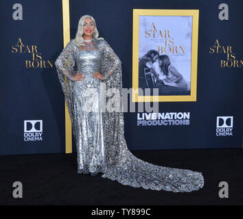 Warf Mitglied Lady Gaga besucht die Premiere der romantischen motion picture musikalische Drama "ein Star ist geboren" im Shrine Auditorium in Los Angeles am 24. September 2018. Das Remake erzählt die Geschichte von erfahrener Musiker Jackson Maine (Bradley Cooper), der entdeckt - und verliebt sich in - Kämpfen artist Ally (Gaga). Sie hat gerade über oben auf Ihrem Traum zu machen, groß wie ein Sänger - bis Jack überredet, sie in den Mittelpunkt. Aber auch die Karriere Verbündeten ab, die persönliche Seite ihrer Beziehung bricht, wie Jack kämpft ein laufender Kampf mit seinem eigenen inneren Dämonen. Foto von Jim Stockfoto