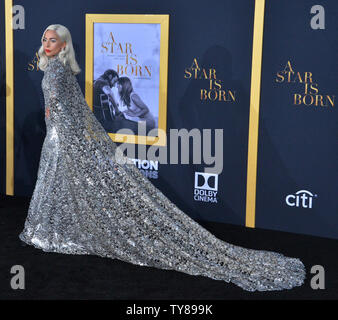 Warf Mitglied Lady Gaga besucht die Premiere der romantischen motion picture musikalische Drama "ein Star ist geboren" im Shrine Auditorium in Los Angeles am 24. September 2018. Das Remake erzählt die Geschichte von erfahrener Musiker Jackson Maine (Bradley Cooper), der entdeckt - und verliebt sich in - Kämpfen artist Ally (Gaga). Sie hat gerade über oben auf Ihrem Traum zu machen, groß wie ein Sänger - bis Jack überredet, sie in den Mittelpunkt. Aber auch die Karriere Verbündeten ab, die persönliche Seite ihrer Beziehung bricht, wie Jack kämpft ein laufender Kampf mit seinem eigenen inneren Dämonen. Foto von Jim Stockfoto