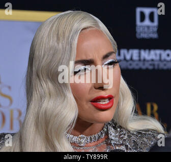 Warf Mitglied Lady Gaga besucht die Premiere der romantischen motion picture musikalische Drama "ein Star ist geboren" im Shrine Auditorium in Los Angeles am 24. September 2018. Das Remake erzählt die Geschichte von erfahrener Musiker Jackson Maine (Bradley Cooper), der entdeckt - und verliebt sich in - Kämpfen artist Ally (Gaga). Sie hat gerade über oben auf Ihrem Traum zu machen, groß wie ein Sänger - bis Jack überredet, sie in den Mittelpunkt. Aber auch die Karriere Verbündeten ab, die persönliche Seite ihrer Beziehung bricht, wie Jack kämpft ein laufender Kampf mit seinem eigenen inneren Dämonen. Foto von Jim Stockfoto