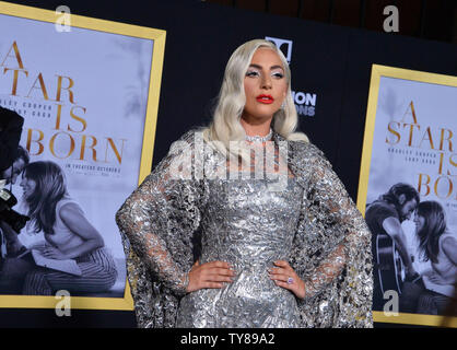 Warf Mitglied Lady Gaga besucht die Premiere der romantischen motion picture musikalische Drama "ein Star ist geboren" im Shrine Auditorium in Los Angeles am 24. September 2018. Das Remake erzählt die Geschichte von erfahrener Musiker Jackson Maine (Bradley Cooper), der entdeckt - und verliebt sich in - Kämpfen artist Ally (Gaga). Sie hat gerade über oben auf Ihrem Traum zu machen, groß wie ein Sänger - bis Jack überredet, sie in den Mittelpunkt. Aber auch die Karriere Verbündeten ab, die persönliche Seite ihrer Beziehung bricht, wie Jack kämpft ein laufender Kampf mit seinem eigenen inneren Dämonen. Foto von Jim Stockfoto