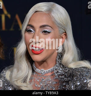 Warf Mitglied Lady Gaga besucht die Premiere der romantischen motion picture musikalische Drama "ein Star ist geboren" im Shrine Auditorium in Los Angeles am 24. September 2018. Das Remake erzählt die Geschichte von erfahrener Musiker Jackson Maine (Bradley Cooper), der entdeckt - und verliebt sich in - Kämpfen artist Ally (Gaga). Sie hat gerade über oben auf Ihrem Traum zu machen, groß wie ein Sänger - bis Jack überredet, sie in den Mittelpunkt. Aber auch die Karriere Verbündeten ab, die persönliche Seite ihrer Beziehung bricht, wie Jack kämpft ein laufender Kampf mit seinem eigenen inneren Dämonen. Foto von Jim Stockfoto