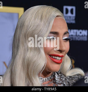 Warf Mitglied Lady Gaga besucht die Premiere der romantischen motion picture musikalische Drama "ein Star ist geboren" im Shrine Auditorium in Los Angeles am 24. September 2018. Das Remake erzählt die Geschichte von erfahrener Musiker Jackson Maine (Bradley Cooper), der entdeckt - und verliebt sich in - Kämpfen artist Ally (Gaga). Sie hat gerade über oben auf Ihrem Traum zu machen, groß wie ein Sänger - bis Jack überredet, sie in den Mittelpunkt. Aber auch die Karriere Verbündeten ab, die persönliche Seite ihrer Beziehung bricht, wie Jack kämpft ein laufender Kampf mit seinem eigenen inneren Dämonen. Foto von Jim Stockfoto