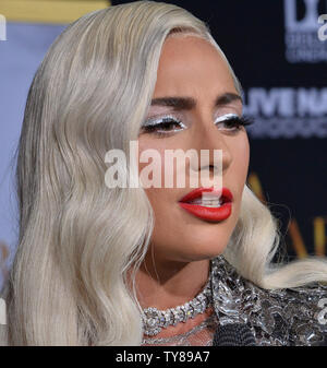 Warf Mitglied Lady Gaga besucht die Premiere der romantischen motion picture musikalische Drama "ein Star ist geboren" im Shrine Auditorium in Los Angeles am 24. September 2018. Das Remake erzählt die Geschichte von erfahrener Musiker Jackson Maine (Bradley Cooper), der entdeckt - und verliebt sich in - Kämpfen artist Ally (Gaga). Sie hat gerade über oben auf Ihrem Traum zu machen, groß wie ein Sänger - bis Jack überredet, sie in den Mittelpunkt. Aber auch die Karriere Verbündeten ab, die persönliche Seite ihrer Beziehung bricht, wie Jack kämpft ein laufender Kampf mit seinem eigenen inneren Dämonen. Foto von Jim Stockfoto