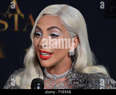 Warf Mitglied Lady Gaga besucht die Premiere der romantischen motion picture musikalische Drama "ein Star ist geboren" im Shrine Auditorium in Los Angeles am 24. September 2018. Das Remake erzählt die Geschichte von erfahrener Musiker Jackson Maine (Bradley Cooper), der entdeckt - und verliebt sich in - Kämpfen artist Ally (Gaga). Sie hat gerade über oben auf Ihrem Traum zu machen, groß wie ein Sänger - bis Jack überredet, sie in den Mittelpunkt. Aber auch die Karriere Verbündeten ab, die persönliche Seite ihrer Beziehung bricht, wie Jack kämpft ein laufender Kampf mit seinem eigenen inneren Dämonen. Foto von Jim Stockfoto