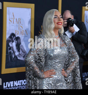 Warf Mitglied Lady Gaga besucht die Premiere der romantischen motion picture musikalische Drama "ein Star ist geboren" im Shrine Auditorium in Los Angeles am 24. September 2018. Das Remake erzählt die Geschichte von erfahrener Musiker Jackson Maine (Bradley Cooper), der entdeckt - und verliebt sich in - Kämpfen artist Ally (Gaga). Sie hat gerade über oben auf Ihrem Traum zu machen, groß wie ein Sänger - bis Jack überredet, sie in den Mittelpunkt. Aber auch die Karriere Verbündeten ab, die persönliche Seite ihrer Beziehung bricht, wie Jack kämpft ein laufender Kampf mit seinem eigenen inneren Dämonen. Foto von Jim Stockfoto