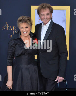 Lorna Luft und Barry Manilow Besuchen die Premiere der romantischen motion picture musikalische Drama "ein Star ist geboren" im Shrine Auditorium in Los Angeles am 24. September 2018. Das Remake erzählt die Geschichte von erfahrener Musiker Jackson Maine (Bradley Cooper), der entdeckt - und verliebt sich in - Kämpfen artist Ally (Gaga). Sie hat gerade über oben auf Ihrem Traum zu machen, groß wie ein Sänger - bis Jack überredet, sie in den Mittelpunkt. Aber auch die Karriere Verbündeten ab, die persönliche Seite ihrer Beziehung bricht, wie Jack kämpft ein laufender Kampf mit seinem eigenen inneren Dämonen. Foto Stockfoto