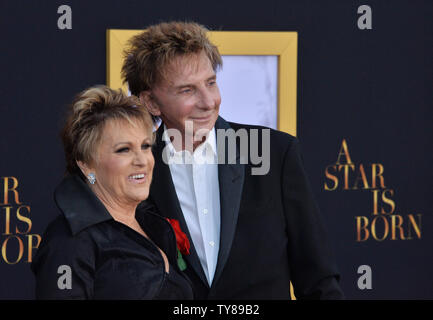 Lorna Luft und Barry Manilow Besuchen die Premiere der romantischen motion picture musikalische Drama "ein Star ist geboren" im Shrine Auditorium in Los Angeles am 24. September 2018. Das Remake erzählt die Geschichte von erfahrener Musiker Jackson Maine (Bradley Cooper), der entdeckt - und verliebt sich in - Kämpfen artist Ally (Gaga). Sie hat gerade über oben auf Ihrem Traum zu machen, groß wie ein Sänger - bis Jack überredet, sie in den Mittelpunkt. Aber auch die Karriere Verbündeten ab, die persönliche Seite ihrer Beziehung bricht, wie Jack kämpft ein laufender Kampf mit seinem eigenen inneren Dämonen. Foto Stockfoto