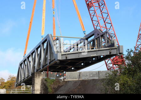 Stahl Abschnitt der Bahn durch große Kran in Grafton NSW Australien angehoben Stockfoto