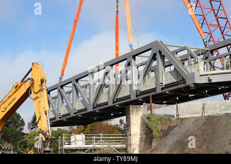 Stahl Abschnitt der Bahn durch große Kran in Grafton NSW Australien angehoben Stockfoto