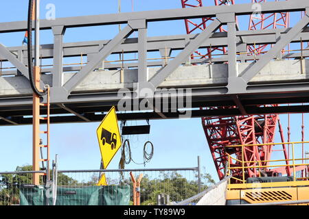 Stahl Abschnitt der Bahn durch große Kran in Grafton NSW Australien angehoben Stockfoto