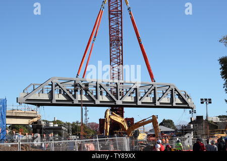 Stahl Abschnitt der Bahn durch große Kran in Grafton NSW Australien angehoben Stockfoto