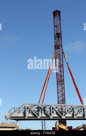 Stahl Abschnitt der Bahn durch große Kran in Grafton NSW Australien angehoben Stockfoto