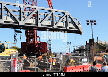 Stahl Abschnitt der Bahn durch große Kran in Grafton NSW Australien angehoben Stockfoto