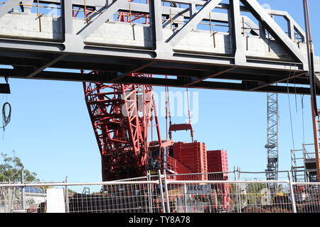 Stahl Abschnitt der Bahn durch große Kran in Grafton NSW Australien angehoben Stockfoto