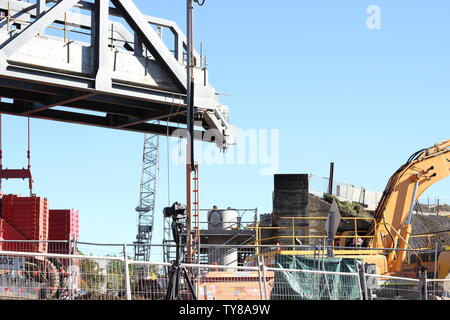 Stahl Abschnitt der Bahn durch große Kran in Grafton NSW Australien angehoben Stockfoto