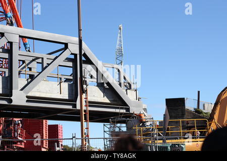 Stahl Abschnitt der Bahn durch große Kran in Grafton NSW Australien angehoben Stockfoto