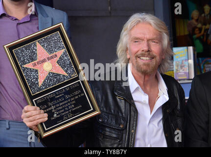 Sir Richard Branson hält eine Replik Plakette während einer enthüllungsfeier ihn ehrt mit dem 2647 th Stern auf dem Hollywood Walk of Fame in Los Angeles am 16. Oktober 2018. Foto von Jim Ruymen/UPI Stockfoto