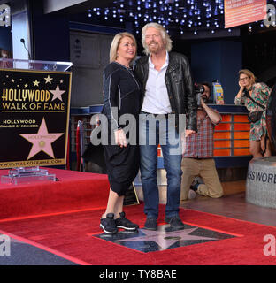 Sir Richard Branson ist durch seine Frau Joan Templeman während einer enthüllungsfeier ihn ehrt mit dem 2647 th Stern auf dem Hollywood Walk of Fame in Los Angeles am 16. Oktober 2018. Foto von Jim Ruymen/UPI Stockfoto