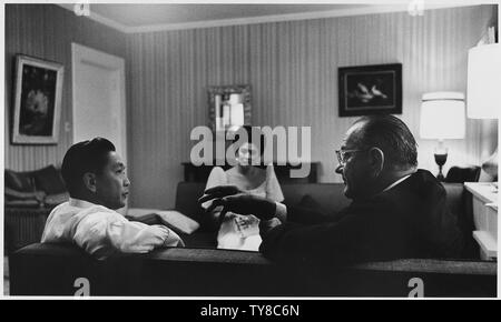 Manila Konferenz: Präsident und Frau Ferdinand Marcos (Philippinen) mit Präsident Lyndon B. Johnson; Umfang und Inhalt: Ort: Manila, Philippinen. Dargestellt: Präsident Ferdinand Marcos (Philippinen), Imelda Marcos, Präsident Lyndon B. Johnson. Stockfoto