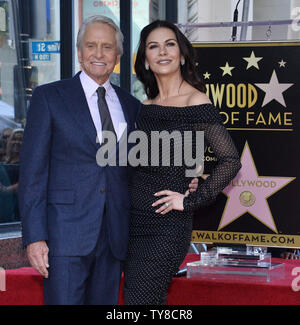 Der Schauspieler Michael Douglas mit seiner Frau, der Schauspielerin Catherine Zeta-Jones während einer enthüllungsfeier ihn ehrt mit dem 2.648 th Stern auf dem Hollywood Walk of Fame in Los Angeles am 6. November 2018. Foto von Jim Ruymen/UPI Stockfoto