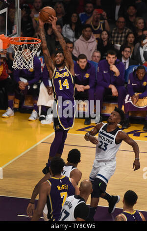 Lakers vorwärts Brandon Ingram (14) dunks über Timberwolves Schutz Jimmy Butler im Staples Center in Los Angeles, November 7, 2018. Foto von Jon SooHoo/UPI Stockfoto