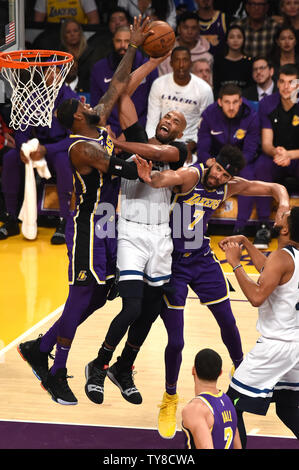 Timberwolves Taj Gibson hat seinen Schuß durch Lakers vorwärts LeBron James (L) im Staples Center in Los Angeles, November 7, 2018 blockiert. Foto von Jon SooHoo/UPI Stockfoto