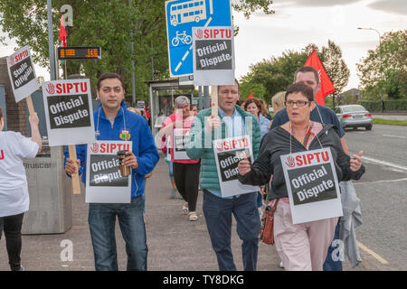 Die Stadt Cork, Cork, Irland. 26 Juni, 2019. Die streikenden Streikposten außerhalb von Cork University Hospital in Cork City als Teil ihres dritten 24-stündige Arbeitsniederlegung durch Mitglieder der Services, Industrial, fachliche und technische Union (Siptu) zur Unterstützung der Zahlen und Personal. SIPTU fordern Lohnerhöhungen für Mitglieder über 19 Mio € wert, dass es sagt im Rahmen einer Job Evaluation Scheme. Die Union sagt, daß die Erhöhungen im Wert von € 1.500 bis € 3.000 für jedes Mitglied. Quelle: David Creedon/Alamy leben Nachrichten Stockfoto