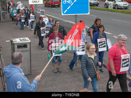 Die Stadt Cork, Cork, Irland. 26 Juni, 2019. Stürmer 5 Streikposten außerhalb von Cork University Hospital in Cork City als Teil ihres dritten 24-stündige Arbeitsniederlegung durch Mitglieder der Services, Industrial, fachliche und technische Union (Siptu) zur Unterstützung der Zahlen und Personal. SIPTU fordern Lohnerhöhungen für Mitglieder über 19 Mio € wert, dass es sagt im Rahmen einer Job Evaluation Scheme. Die Union sagt, daß die Erhöhungen im Wert von € 1.500 bis € 3.000 für jedes Mitglied. Quelle: David Creedon/Alamy leben Nachrichten Stockfoto