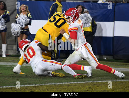 Leiter Tireek Hill (10) und Patrick (15) Mahomes nicht halten kann Widder linebacker Samson Ebukam vom Zählen in Los Angeles, 19. November 2018. Foto von Jon SooHoo/UPI Stockfoto