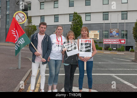 Die Stadt Cork, Cork, Irland. 26 Juni, 2019. LtoR; Kevin Gearns, Lorraine Collins, Alice Kirkwood und Siobhan Kennedy Streikposten außerhalb von Cork University Hospital in Cork City als Teil ihres dritten 24-stündige Arbeitsniederlegung durch Mitglieder der Services, Industrial, fachliche und technische Union (Siptu) zur Unterstützung der Zahlen und Personal. SIPTU fordern Lohnerhöhungen für Mitglieder über 19 Mio € wert, dass es sagt im Rahmen einer Job Evaluation Scheme. Die Union sagt, daß die Erhöhungen im Wert von € 1.500 bis € 3.000 für jedes Mitglied. Quelle: David Creedon/Alamy leben Nachrichten Stockfoto