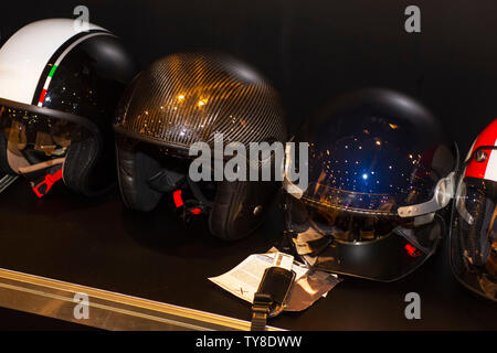 Viele neue ein Motorrad Helme Jahrgang. Helme für Sicherheit Stockfoto