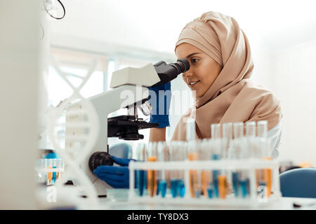 Positive muslimischen Frau, die an der Arbeit im Labor Stockfoto