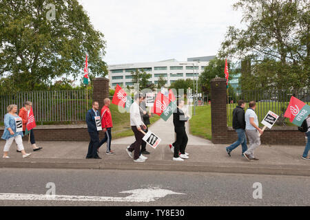 Die Stadt Cork, Cork, Irland. 26 Juni, 2019. Die streikenden Streikposten außerhalb von Cork University Hospital in Cork City als Teil ihres dritten 24-stündige Arbeitsniederlegung durch Mitglieder der Services, Industrial, fachliche und technische Union (Siptu) zur Unterstützung der Zahlen und Personal. SIPTU fordern Lohnerhöhungen für Mitglieder über 19 Mio € wert, dass es sagt im Rahmen einer Job Evaluation Scheme. Die Union sagt, daß die Erhöhungen im Wert von € 1.500 bis € 3.000 für jedes Mitglied. Quelle: David Creedon/Alamy leben Nachrichten Stockfoto