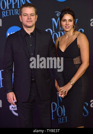 Matt Damon (L) und seine Frau Luciana Barroso teilnehmen die Weltpremiere von 'Mary Poppins' zurück an den Dolby Theatre in Los Angeles, Kalifornien am 29. November 2018. Foto von Chris Kauen/UPI Stockfoto