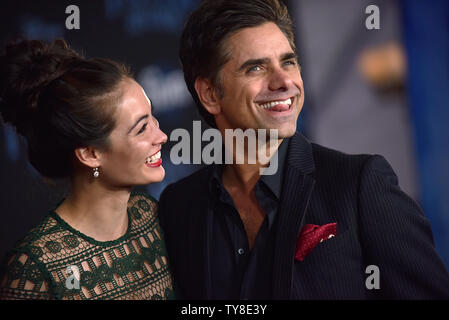 John Stamos (R) und seine Frau Caitlin McHugh besuchen die Weltpremiere von 'Mary Poppins' zurück an den Dolby Theatre in Los Angeles, Kalifornien am 29. November 2018. Foto von Chris Kauen/UPI Stockfoto