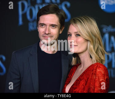 Topher Grace (L) und seine Frau Ashley Hinshaw besuchen die Weltpremiere von 'Mary Poppins' zurück an den Dolby Theatre in Los Angeles, Kalifornien am 29. November 2018. Foto von Chris Kauen/UPI Stockfoto