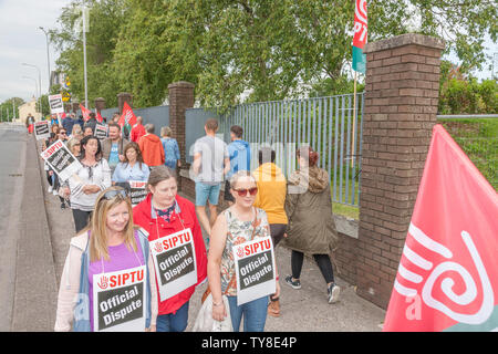 Die Stadt Cork, Cork, Irland. 26 Juni, 2019. Die streikenden Streikposten außerhalb von Cork University Hospital in Cork City als Teil ihres dritten 24-stündige Arbeitsniederlegung durch Mitglieder der Services, Industrial, fachliche und technische Union (Siptu) zur Unterstützung der Zahlen und Personal. SIPTU fordern Lohnerhöhungen für Mitglieder über 19 Mio € wert, dass es sagt im Rahmen einer Job Evaluation Scheme. Die Union sagt, daß die Erhöhungen im Wert von € 1.500 bis € 3.000 für jedes Mitglied. Quelle: David Creedon/Alamy leben Nachrichten Stockfoto