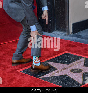 Amerikanische Komponist, Lyriker, Dramatiker, Rapper und Schauspieler Lin-Manuel Miranda, am besten für die Erstellung und die Hauptrolle in der Broadway Musicals "in der Höhe" und "Hamilton" bezeichnet seine Frida Kahlo Socken während einer enthüllungsfeier ihn ehrt mit dem 2.652 nd Stern auf dem Hollywood Walk of Fame in Los Angeles am 30. November 2018. Foto von Jim Ruymen/UPI Stockfoto
