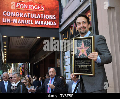 Amerikanische Komponist, Lyriker, Dramatiker, Rapper und Schauspieler Lin-Manuel Miranda, am besten für die Erstellung und die Hauptrolle in der Broadway Musicals "in der Höhe" und "Hamilton" hält eine Replik Plakette während einer enthüllungsfeier ihn ehrt mit dem 2.652 nd Stern auf dem Hollywood Walk of Fame in Los Angeles am 30. November 2018 bekannt. Foto von Jim Ruymen/UPI Stockfoto