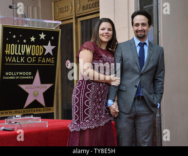 Amerikanische Komponist, Lyriker, Dramatiker, Rapper und Schauspieler Lin-Manuel Miranda, am besten für die Erstellung und die Hauptrolle in der Broadway Musicals "in der Höhe" und "Hamilton" wird von seiner Frau, Rechtsanwalt und Wissenschaftler Vanessa Nadal Miranda während einer enthüllungsfeier ihn ehrt mit dem 2.652 nd Stern auf dem Hollywood Walk of Fame in Los Angeles am 30. November 2018 bekannt. Foto von Jim Ruymen/UPI Stockfoto