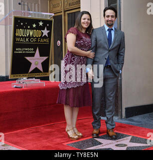 Amerikanische Komponist, Lyriker, Dramatiker, Rapper und Schauspieler Lin-Manuel Miranda, am besten für die Erstellung und die Hauptrolle in der Broadway Musicals "in der Höhe" und "Hamilton" wird von seiner Frau, Rechtsanwalt und Wissenschaftler Vanessa Nadal Miranda während einer enthüllungsfeier ihn ehrt mit dem 2.652 nd Stern auf dem Hollywood Walk of Fame in Los Angeles am 30. November 2018 bekannt. Foto von Jim Ruymen/UPI Stockfoto