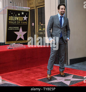 Amerikanische Komponist, Lyriker, Dramatiker, Rapper und Schauspieler Lin-Manuel Miranda, am besten bekannt für die Erstellung und die Hauptrolle in der Broadway Musicals "in der Höhe" und "Hamilton" steht auf seinem Stern während einer enthüllungsfeier ihn ehrt mit dem 2.652 nd Stern auf dem Hollywood Walk of Fame in Los Angeles am 30. November 2018. Foto von Jim Ruymen/UPI Stockfoto